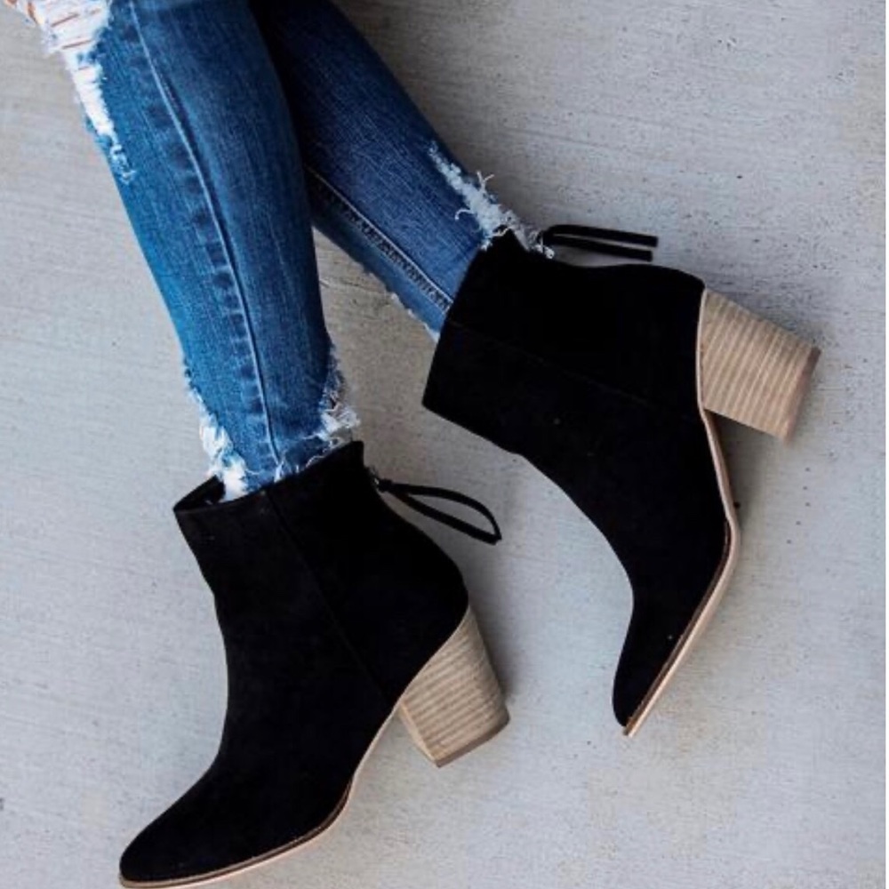 Vici faux suede black booties NWOT